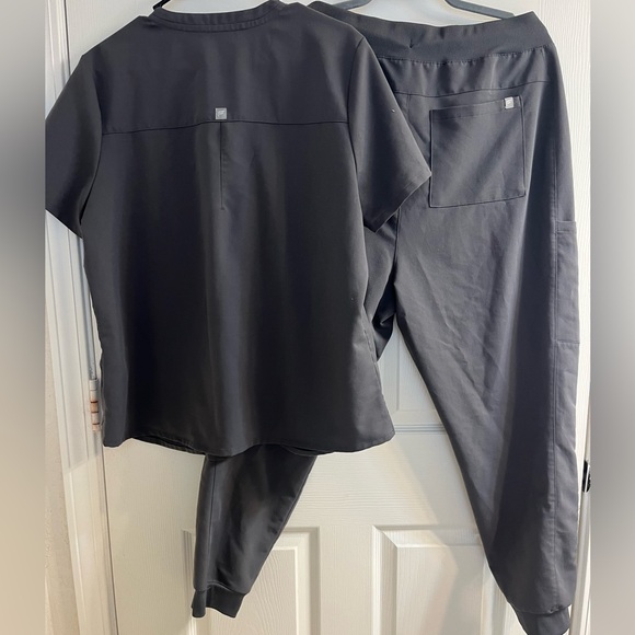 Fabletics Grey Scrub Set - Picture 3 of 6